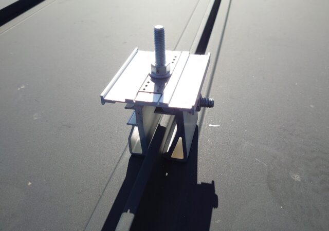 ガルバリウム鋼板屋根だからこそできる、穴をあけない設置方法!