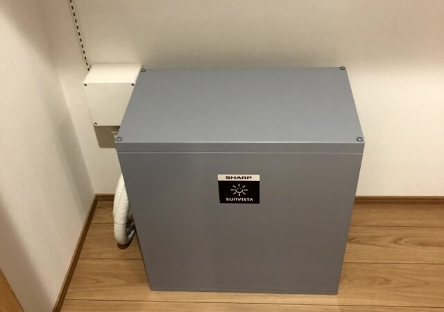 塩害地域のため機器を守る屋内設置に。長く安心して使えるよう環境に合わせた施工!